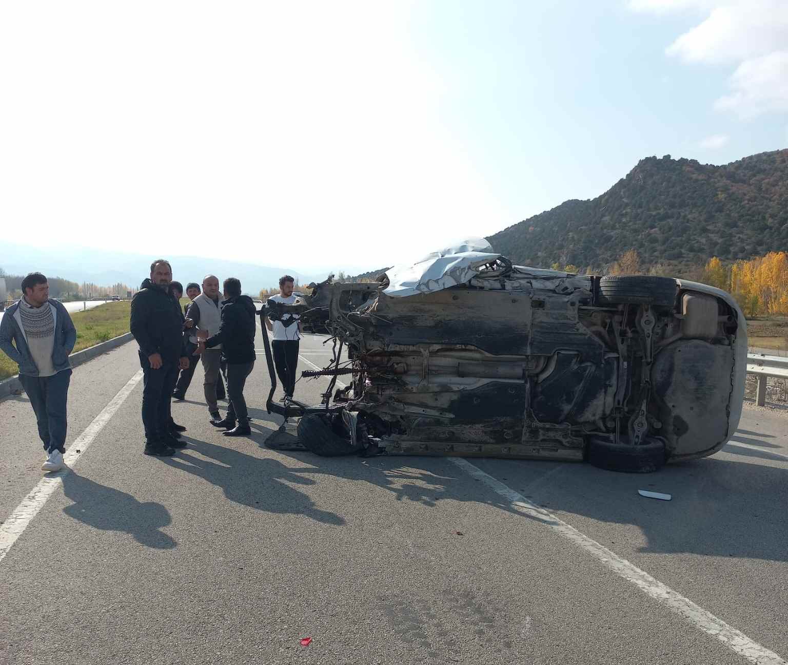 Kaza yapan otomobilin motoru yola fırladı ASAYİŞ Samsun Hedef Halk