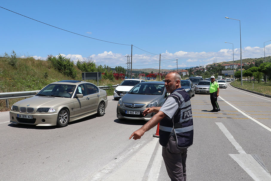 Kurban Bayram Tatili D N Kara Yolunda Yo Unluk Ya An Yor G Ndem