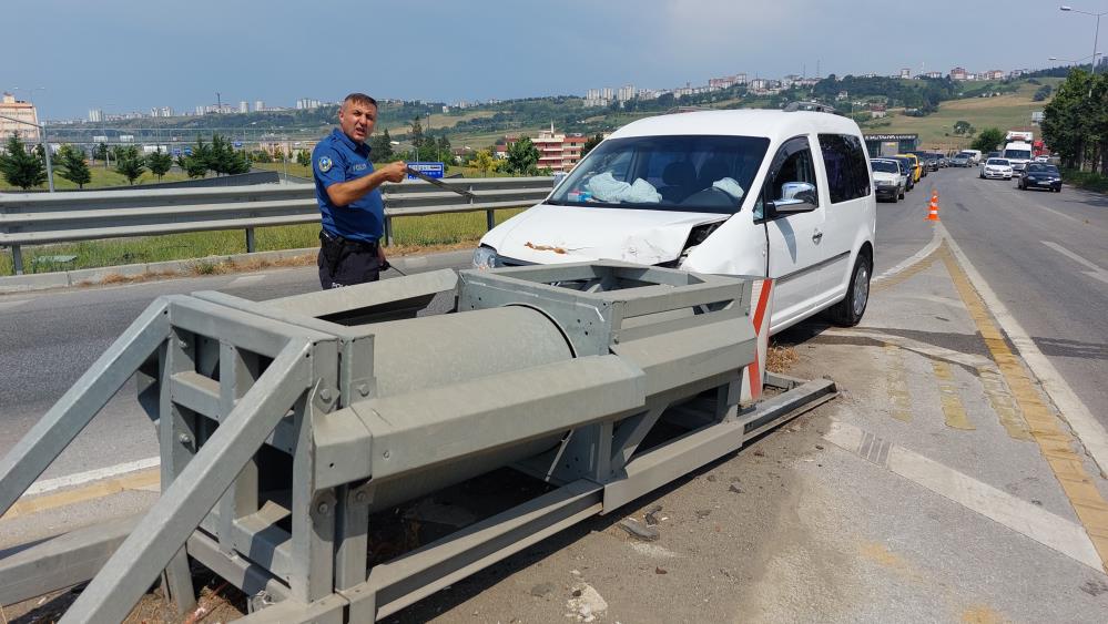 Samsun'da Hafif Ticari Araç Bariyere Çarptı: 5 Yaralı - ASAYİŞ - Samsun ...