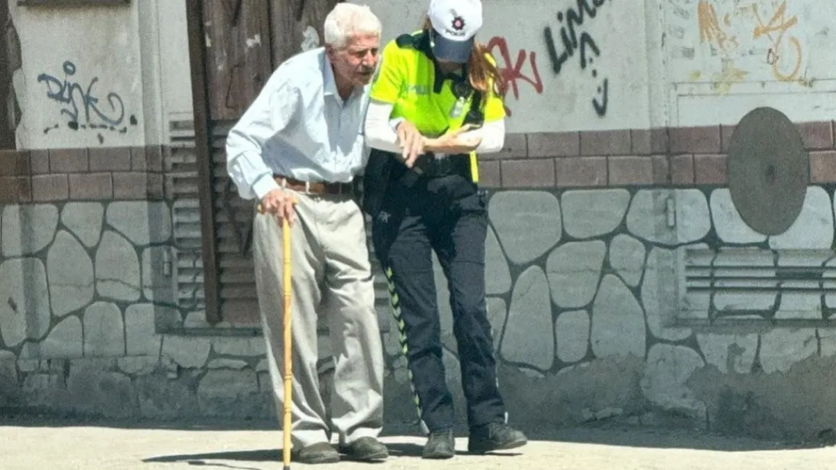 1. Trafik polisinin insani dokunuşu: Yürümekte güçlük çeken yaşlı adamın yardımına koştu