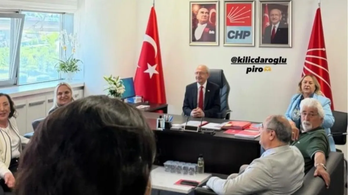 CHP Genel Merkezi'nde dikkat çeken kare: Kılıçdaroğlu kadın kolları koltuğunda