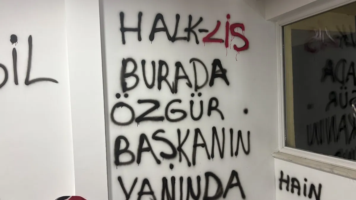 CHP Kayseri İl Başkanlığı binasının duvarlarına boyayla yazılar yazıldı