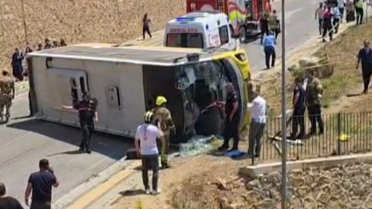 Çocuğa çarpmamak için manevra yapan otobüs devrildi