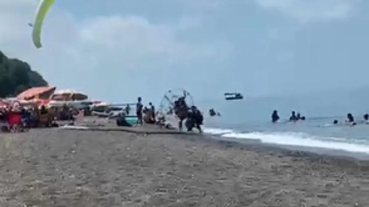 Dehşet anları kamerada: Motorlu yamaç paraşütü plajdakilerin arasına daldı!