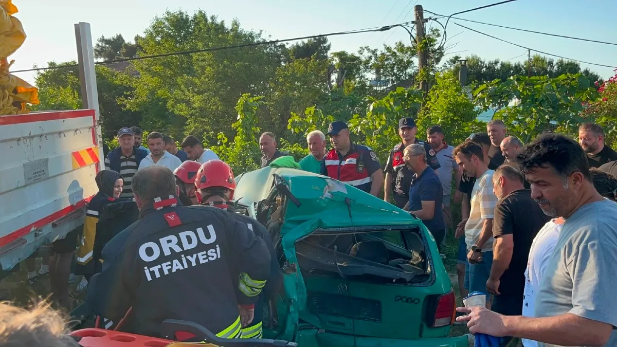 Fatsa’da minibüs park halindeki araçlara çarptı: 3 yaralı