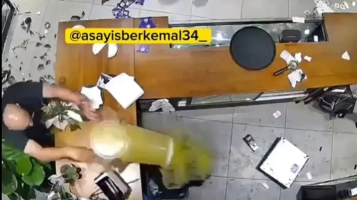 Gözü dönmüş müşteri kafeyi birbirine kattı! O anlar kamerada