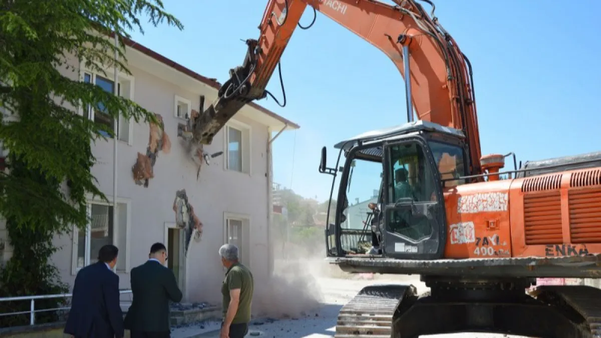 Havza'da selde zarar gören müdürlük binası yıkıldı