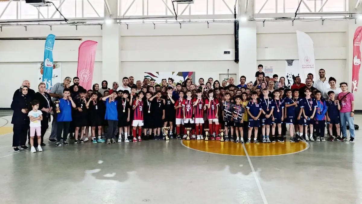 Okul sporları hentbol minik erkekler il birincileri ödüllendirildi