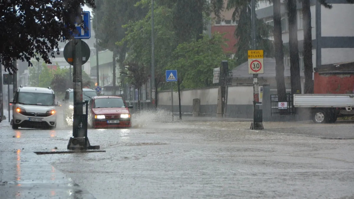 Ordu sele teslim: Ev ve iş yerlerini su bastı, İstinat duvarı çöktü