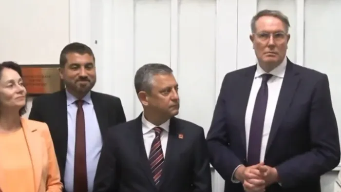 Özgür Özel'e destek için gelmişlerdi: Meclis'te bir anda ışıklar söndü