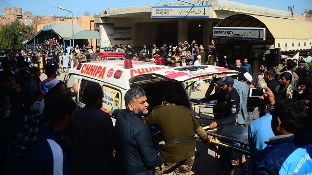 Pakistan’da bir araç camiye daldı: Çok sayıda ölü ve yaralı