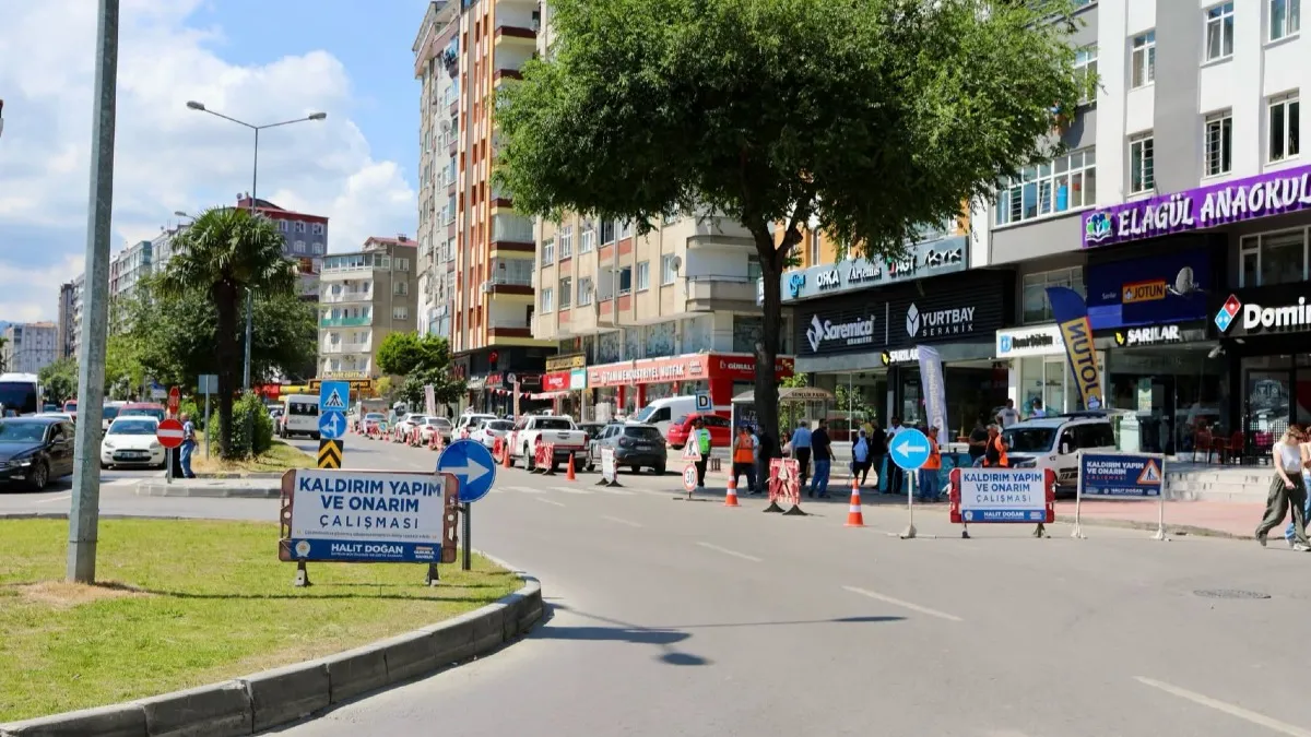 Samsun’da 100. Yıl Bulvarı’nda kaldırım ve asfalt mesaisi