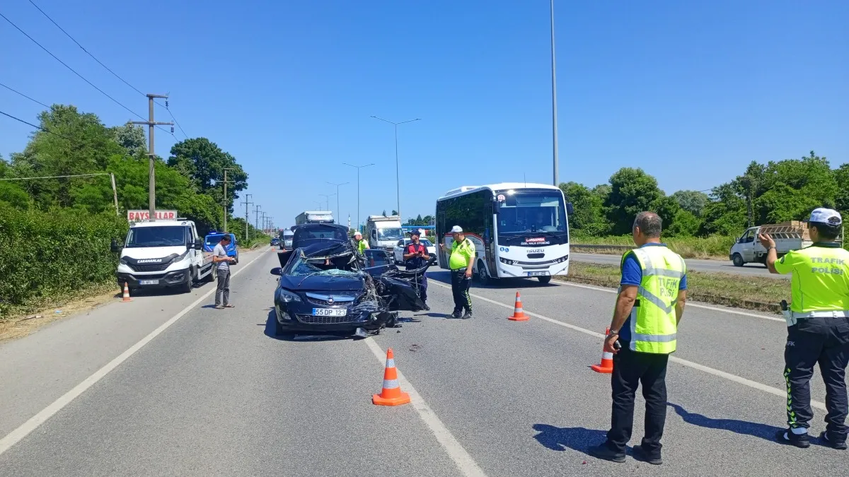 Samsun'da feci kaza: Otomobil tıra arkadan ok gibi saplandı