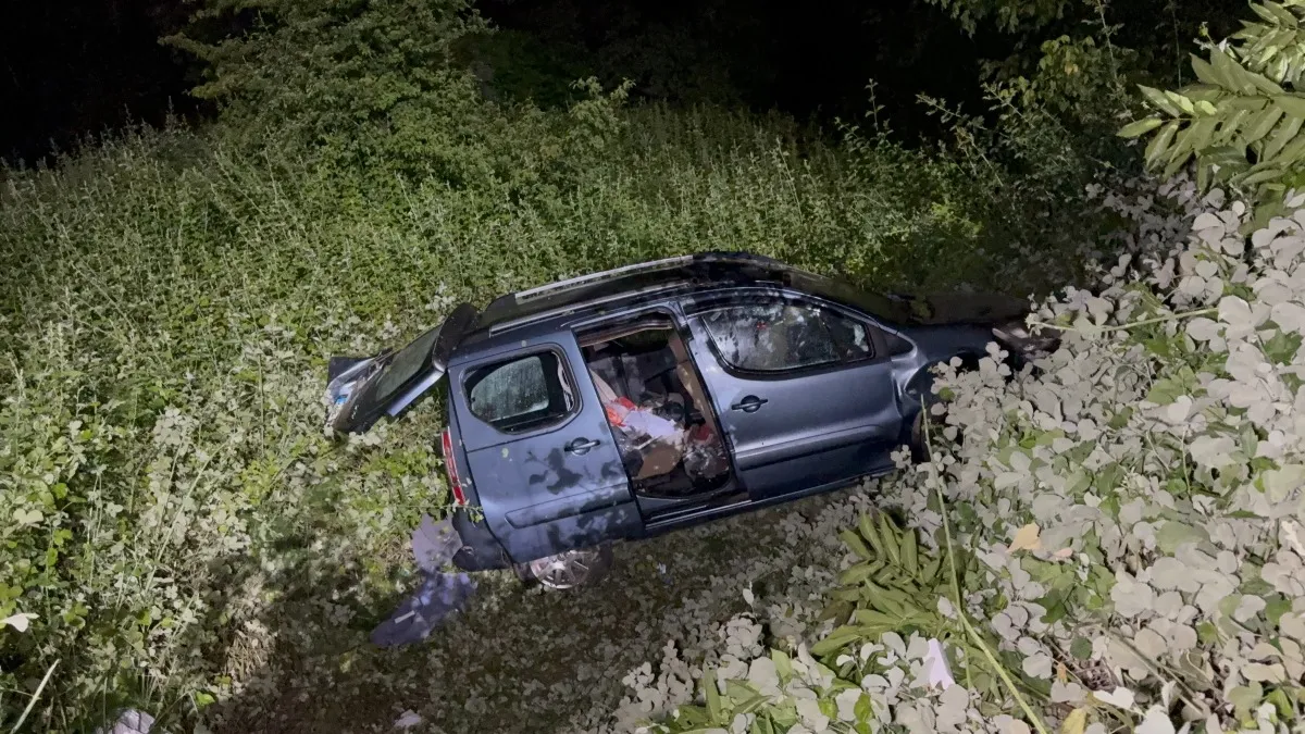 Samsun'da kontrolden çıkan araç şarampole yuvarlandı: 2 yaralı