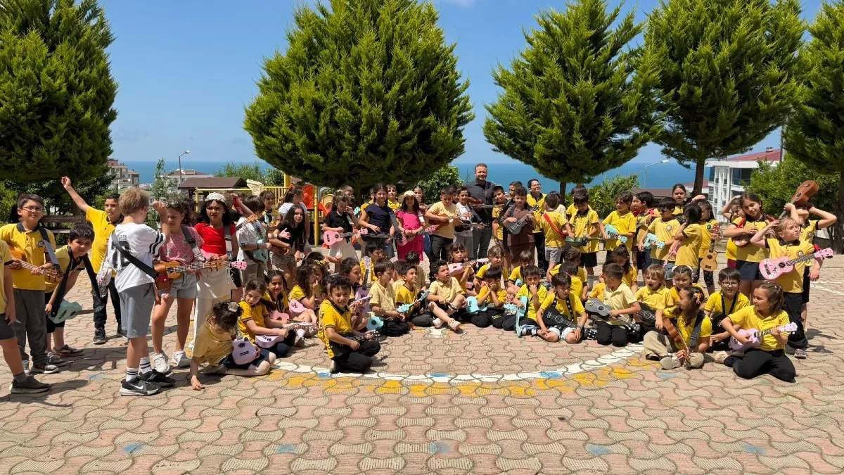 Samsun'da minik öğrenciler yıl sonunu ukulele konseriyle kutladı