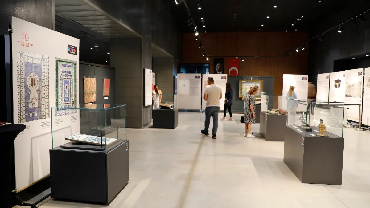 Samsun'da Osmanlı'nın Mukaddes Emanetleri Sergisine yoğun ilgi
