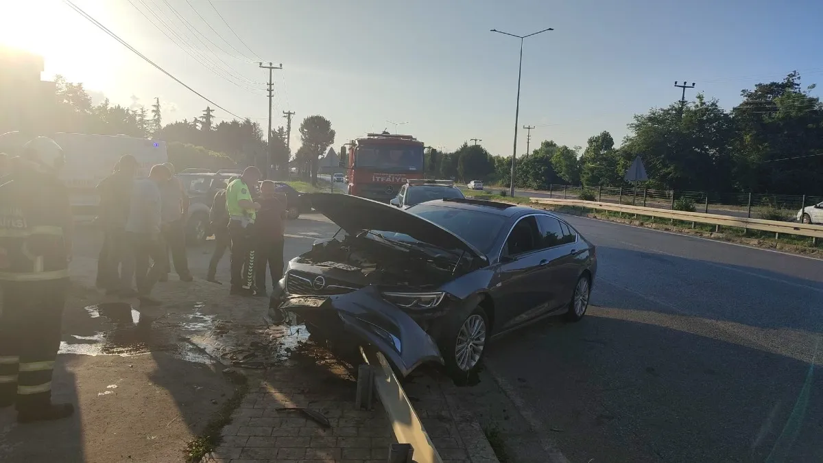 Samsun'da otomobil kaldırıma çarptı: 2 yaralı