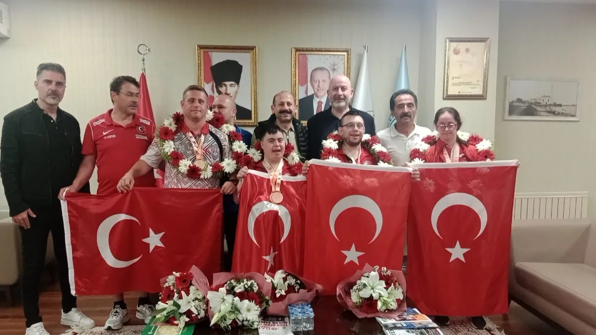 Samsun'da şampiyonlar çiçeklerle karşılandı