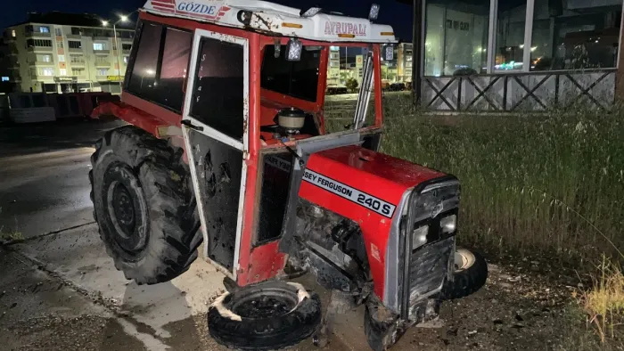 Samsun'da traktör kazası: Kontrolden çıkıp kaldırımdaki ağaca çarparak durabildi