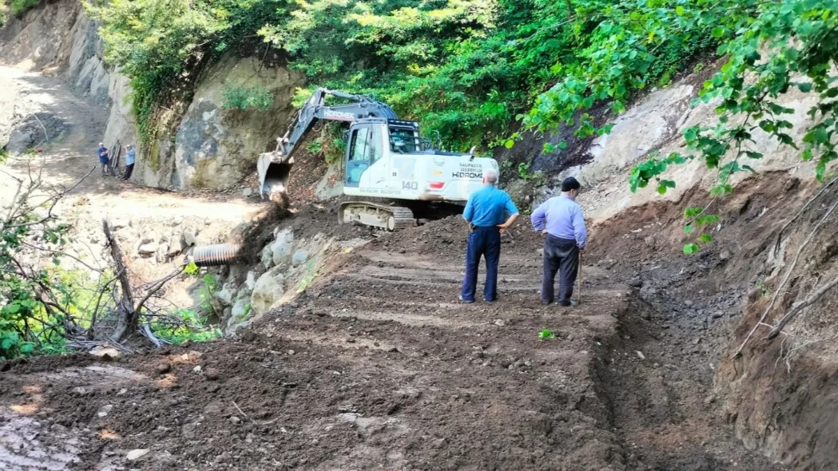 Samsun'da zorlu arazi şartlarına meydan okuyan hizmet: Yol çalışmaları aralıksız sürüyor