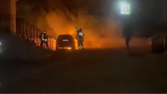 Siverek'te park halindeki otomobil alevlere teslim oldu