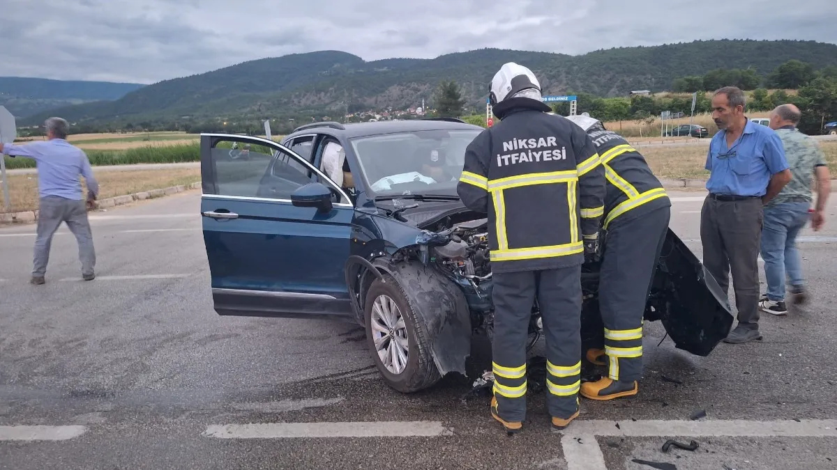 Tokat’ta minibüs ile SUV çarpıştı: 2 yaralı