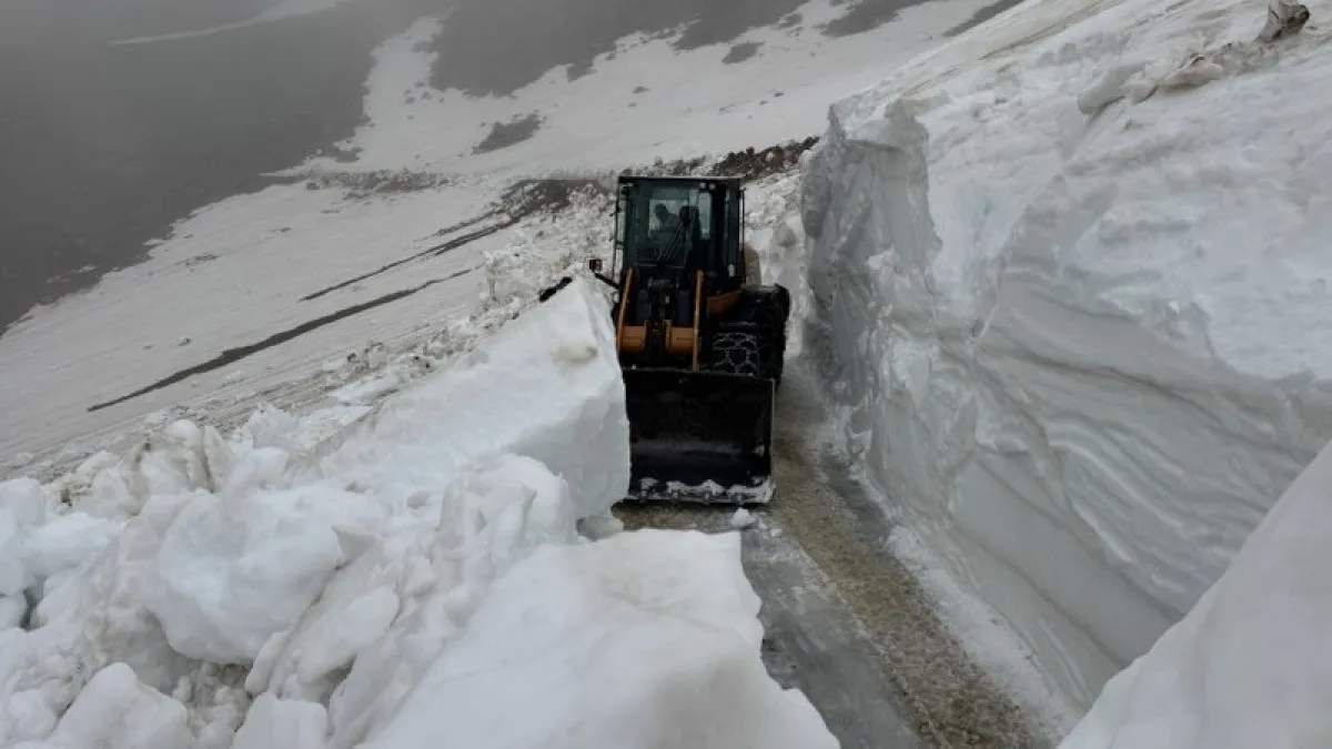 Yayla yollarında kar kalınlığı 5 metreyi aştı: Haziran ayında zorlu mesai
