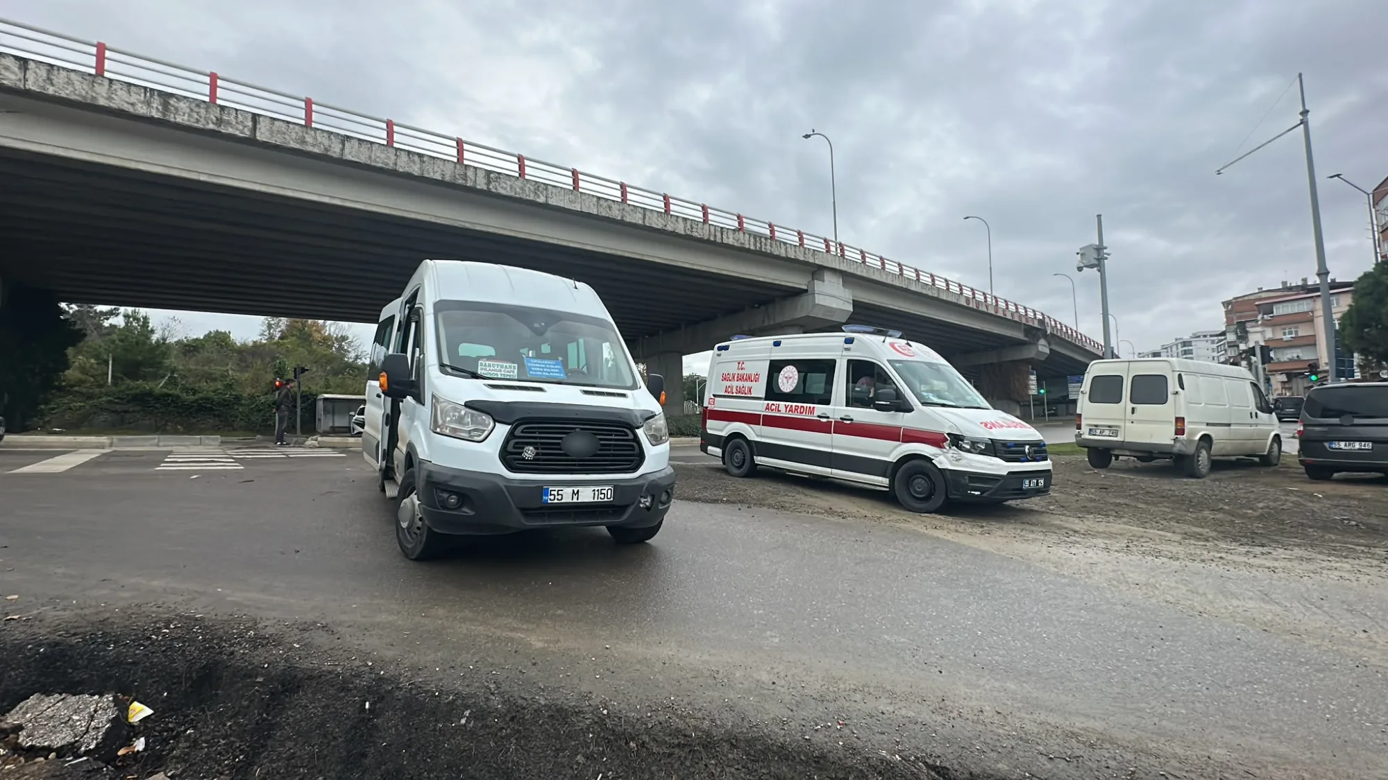 Samsun'da ambulans ile yolcu minibüsü çarpıştı