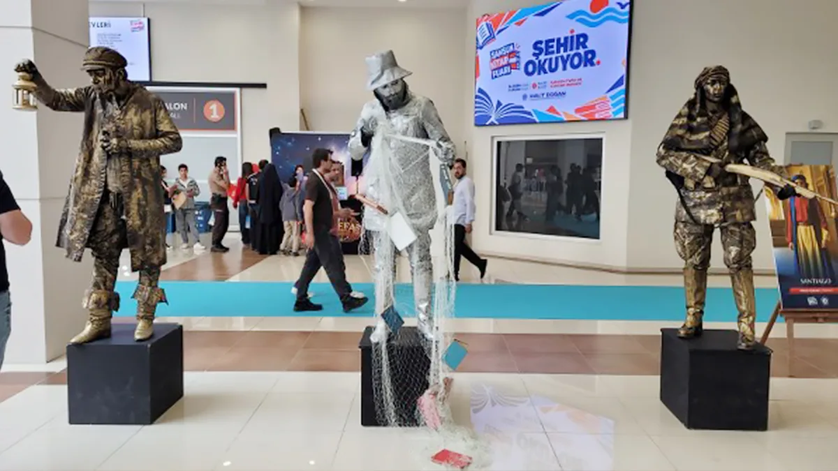 Samsun Kitap Fuarı'nda canlı heykel gösterisine büyük ilgi