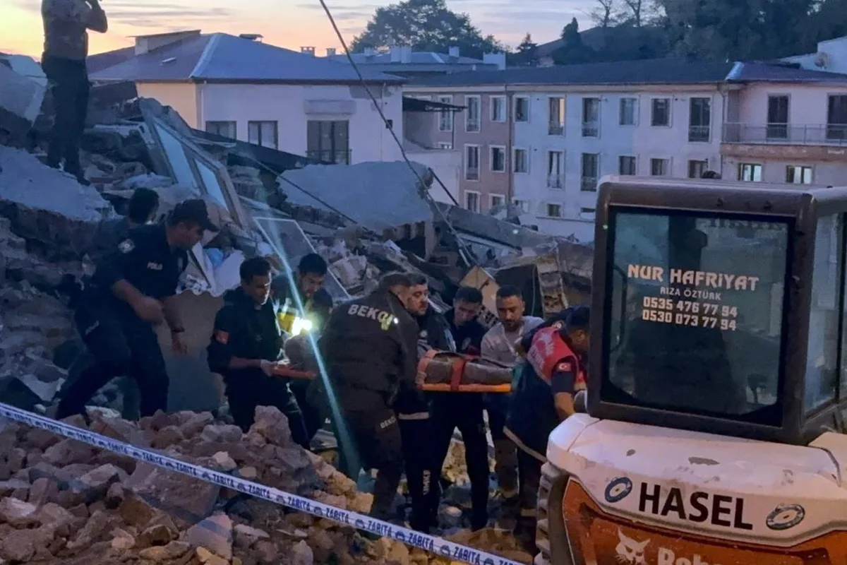 Üç katlı bina çöktü! Enkaz altında kalan 2 kardeşten biri kurtarıldı
