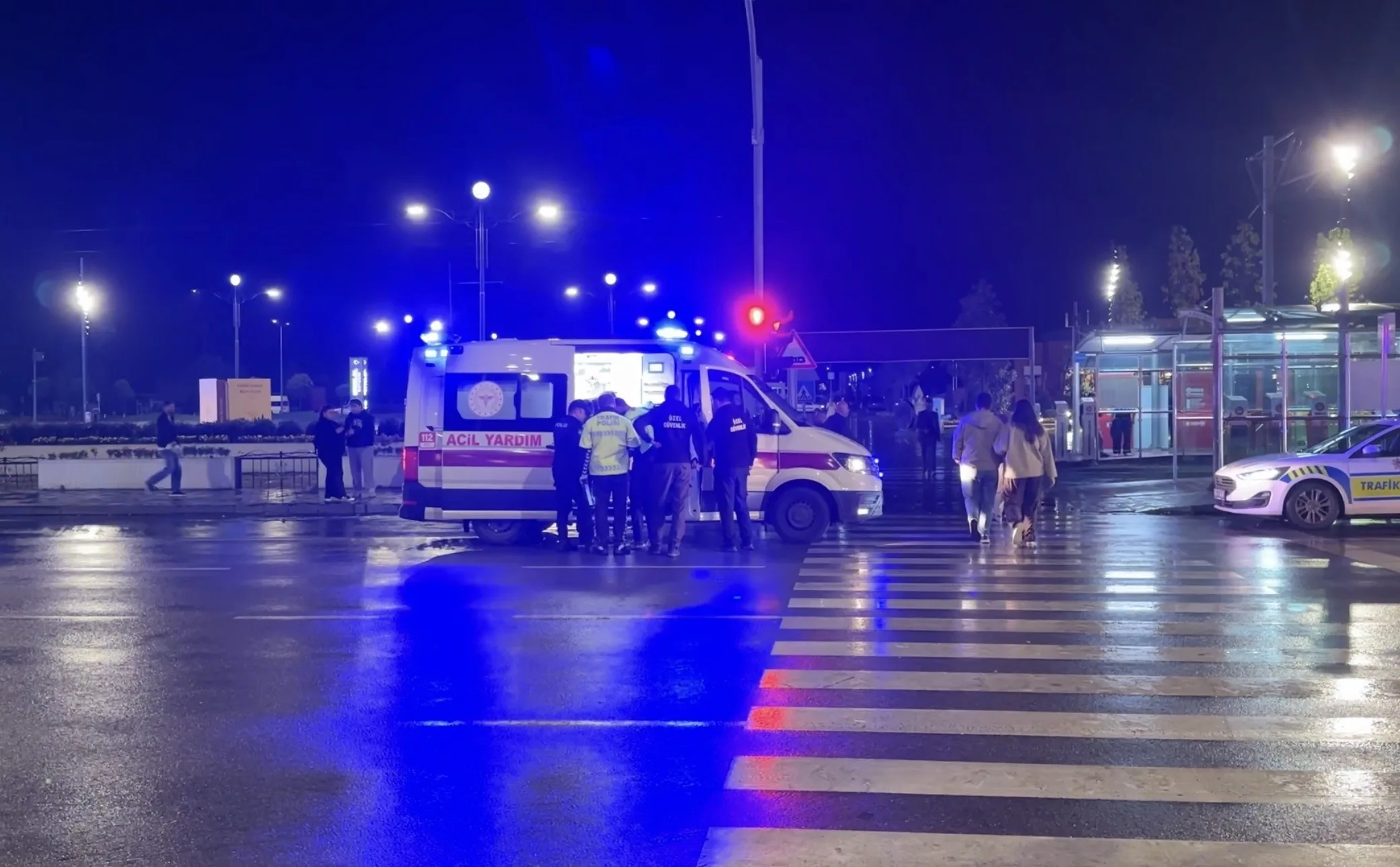 Samsun'da trafik ışıklarında kaza! SUV aracın çarptığı yaya yaralandı