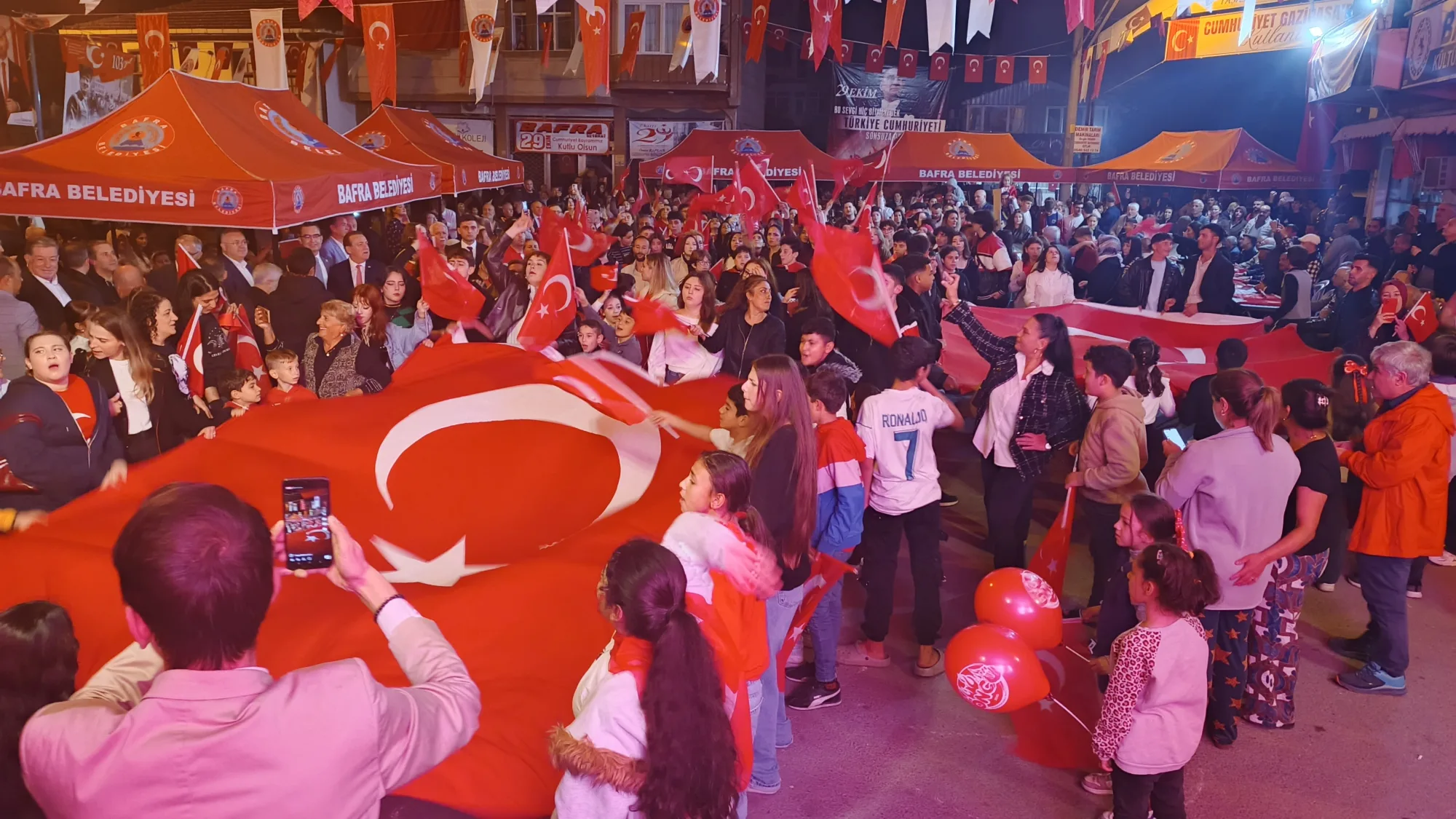 Samsun Bafra'da Cumhuriyet coşkusu! Yüzlerce kişi sokaklara döküldü